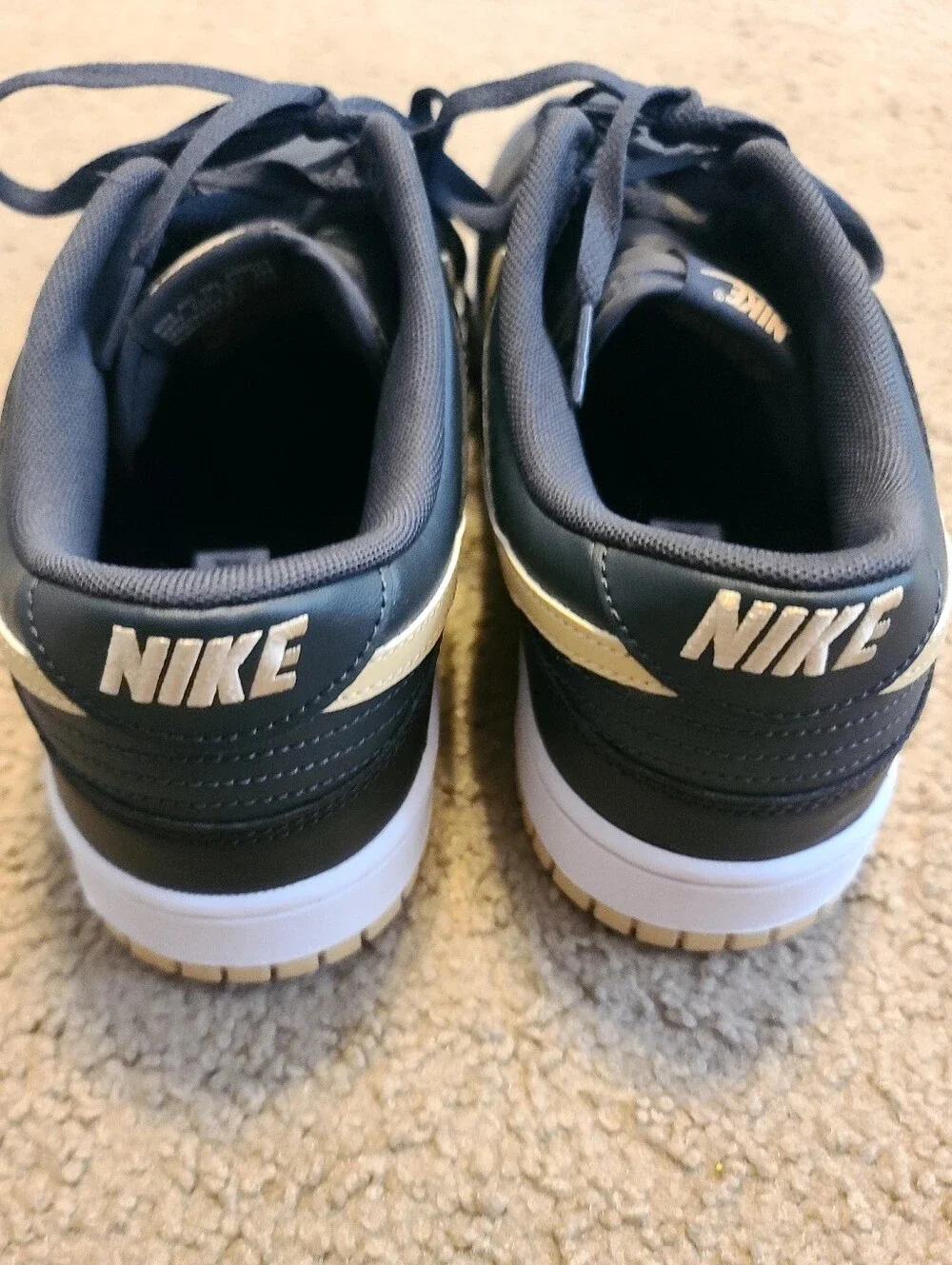 Nike black low